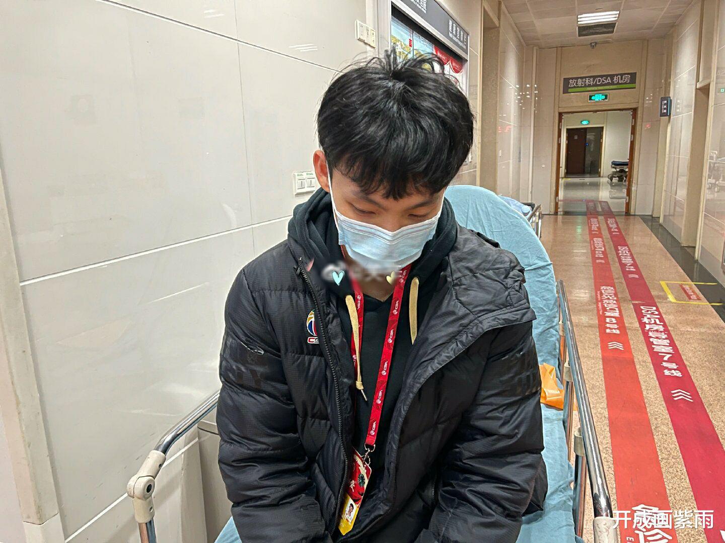 好消息！广东宏远小将徐杰，跟腱受伤？篮球记者关辛：没有大伤！(3)