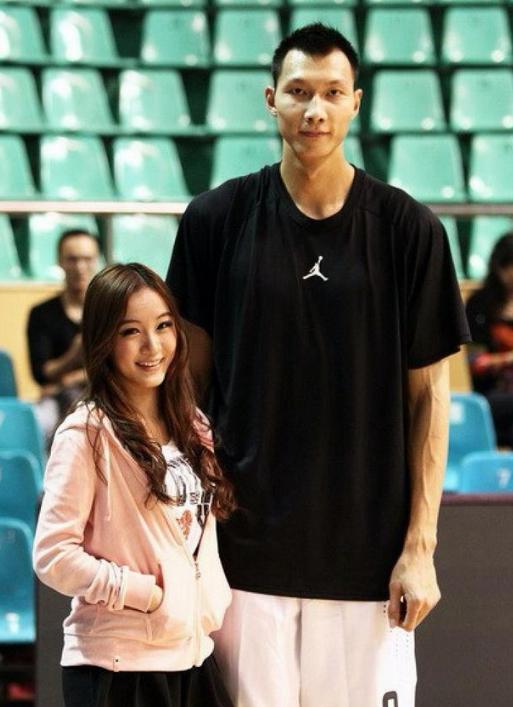 NBA中国篮球运动员与妻子“身高差”一览(2)