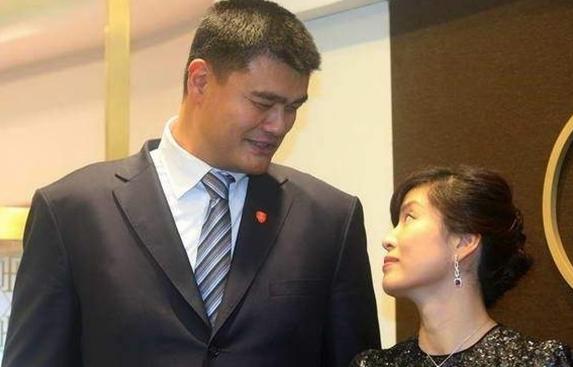 NBA中国篮球运动员与妻子“身高差”一览(3)