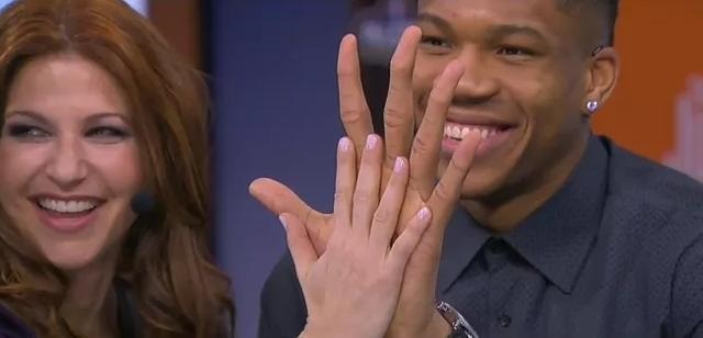 NBA球员的手能有多大？博班手掌张开比脸还大，皮蓬让人想歪了(4)
