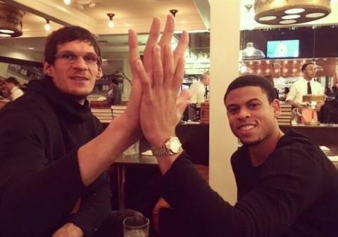 NBA球员的手能有多大？博班手掌张开比脸还大，皮蓬让人想歪了(5)