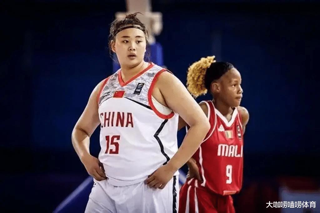 中国女篮出征奥运：将近300斤奇兵成功入选，比周琦还重70斤(2)