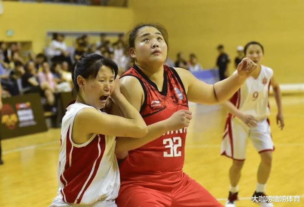 中国女篮出征奥运：将近300斤奇兵成功入选，比周琦还重70斤(4)