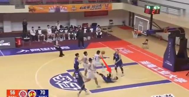 中国篮坛再现恶性犯规，踩踏对手被取消两年参赛资格(1)