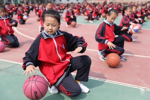 承德双桥区汇水湾学校阳光大课间：玩转篮球 舞动校园(2)