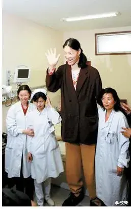 中国第一女巨人姚德芬：身高2.36，曾梦想就是吃饱饭，后来怎样了(5)