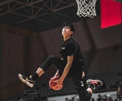 拒绝参加NCAA，直接进入NBA，他会成为中国男篮未来的顶梁柱吗？(7)