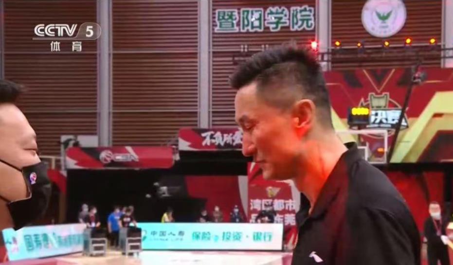 杜峰接受采访时激动落泪，广东男篮这次总冠军来之不易(1)