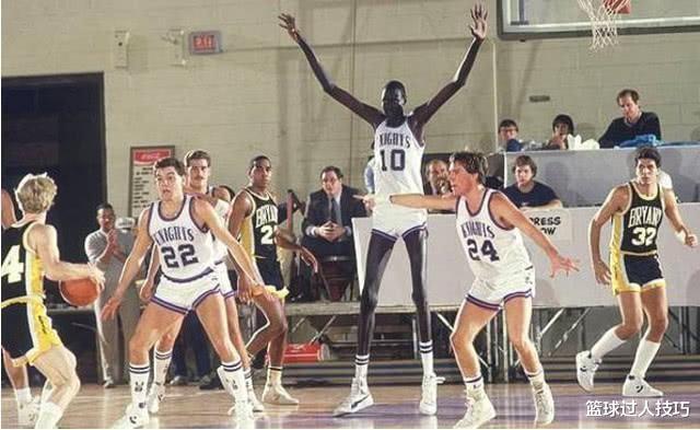 不看照片不敢信，世上还有比姚明更高的球员！NBA一神人臂展2米59(1)