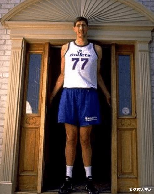 不看照片不敢信，世上还有比姚明更高的球员！NBA一神人臂展2米59(2)