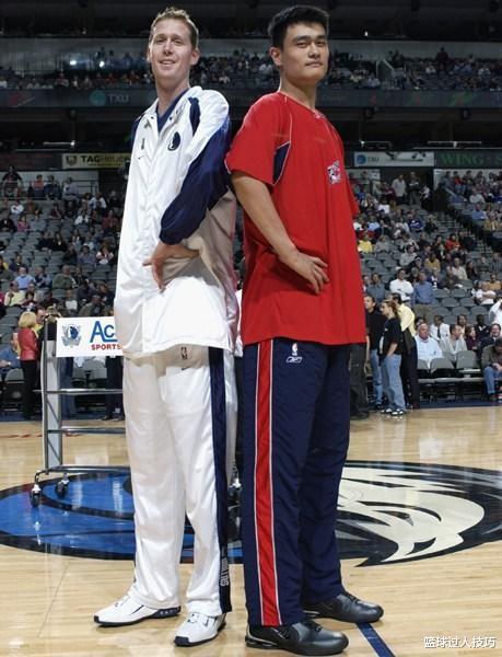 不看照片不敢信，世上还有比姚明更高的球员！NBA一神人臂展2米59(3)