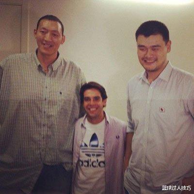 不看照片不敢信，世上还有比姚明更高的球员！NBA一神人臂展2米59(5)