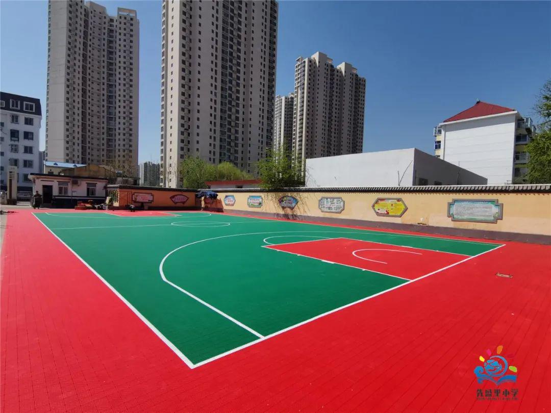 学校场地升级改造，这样的篮球场地已成标配！(2)