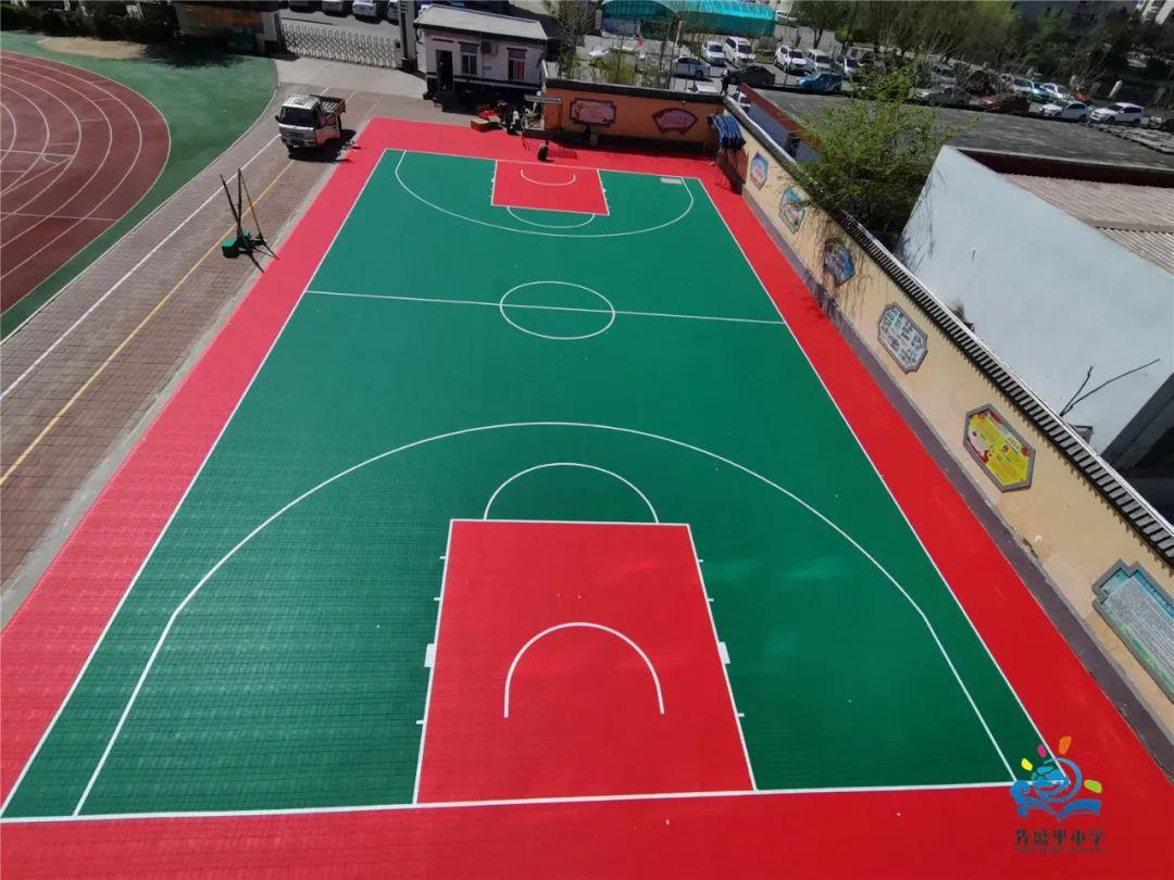 学校场地升级改造，这样的篮球场地已成标配！(3)