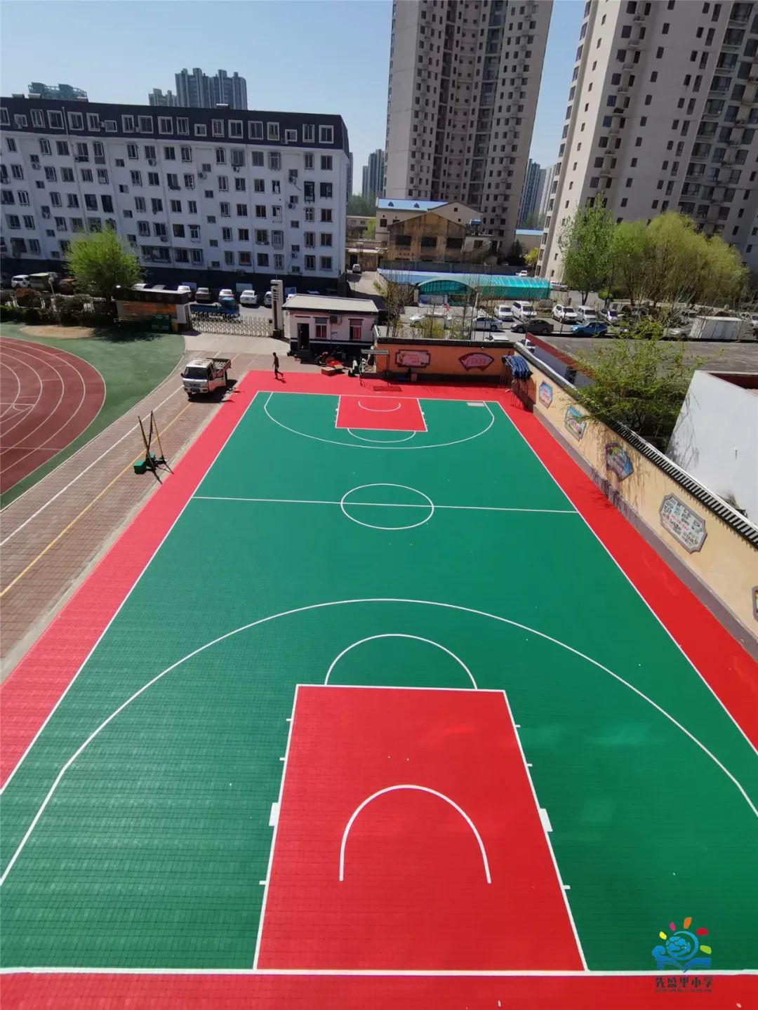 学校场地升级改造，这样的篮球场地已成标配！(5)
