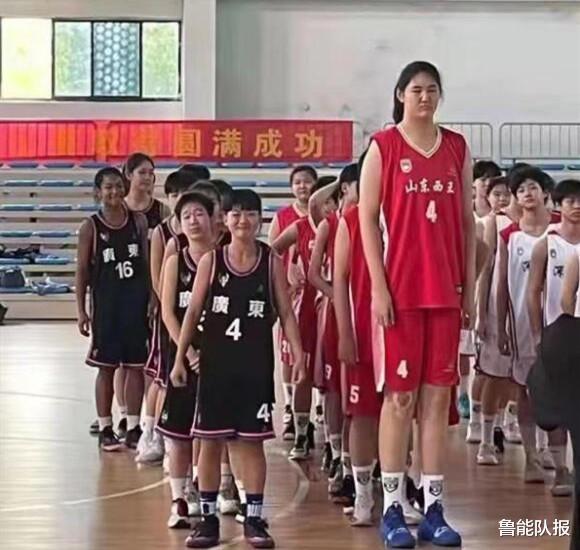 中国女篮后继有人！14岁天才身高超姚明，比同龄对手高三头太恐怖(1)