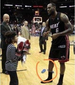 NBA球星为啥送鞋时都把鞋垫拿出来，是舍不得，还是怕熏到球迷？(4)