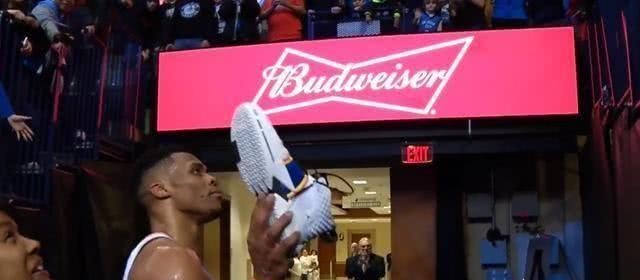 NBA球星为啥送鞋时都把鞋垫拿出来，是舍不得，还是怕熏到球迷？(5)
