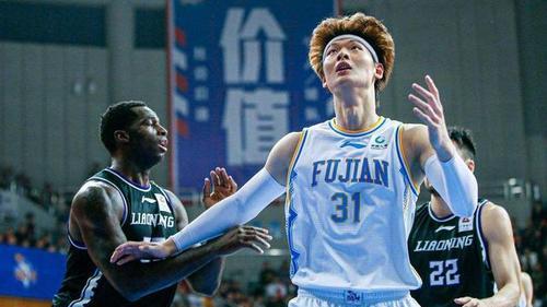三人篮球赛演变为上海队内战，王哲林遭队友刻意针对(2)