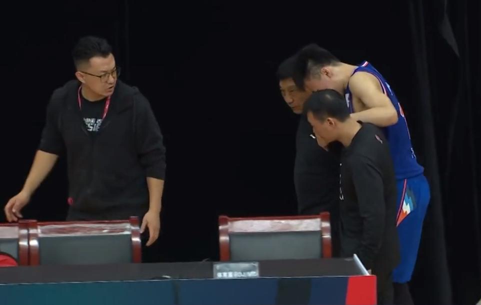 太惨了！周琦离开后新疆季前赛伤两人，王哲林上海首秀20分钟16+9！(6)