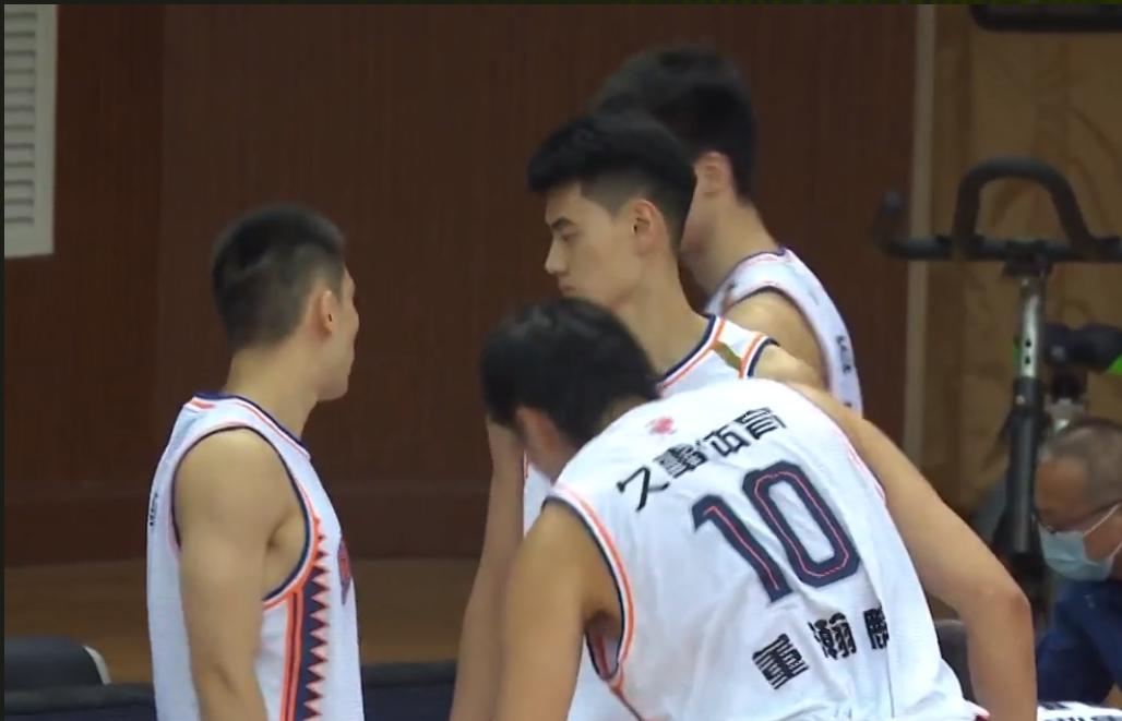 太惨了！周琦离开后新疆季前赛伤两人，王哲林上海首秀20分钟16+9！(7)