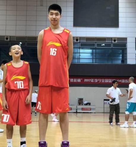 2028年中国男篮主力阵容预测，４人有望冲击NBA(27)