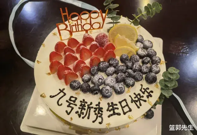 易建联过生日，杜锋送祝福，赵睿很想拍蛋糕，但最终还是没敢下手(5)