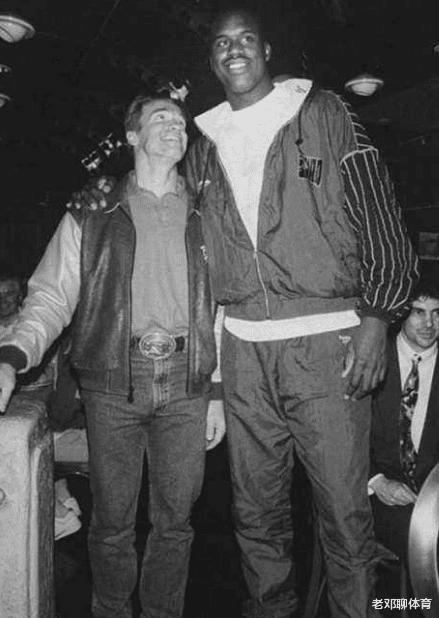 众所周知施瓦辛格又高又壮，但站在NBA球星旁边 他就是弟弟(6)