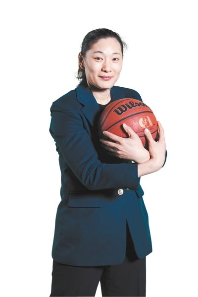 中国女篮美女球星李昕，与巩晓彬相恋多年无果，后来嫁给了谁？(11)