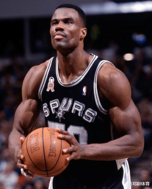 为何说NBA现役内线 不如90年代强硬，对比肌肉 你便知差距(3)