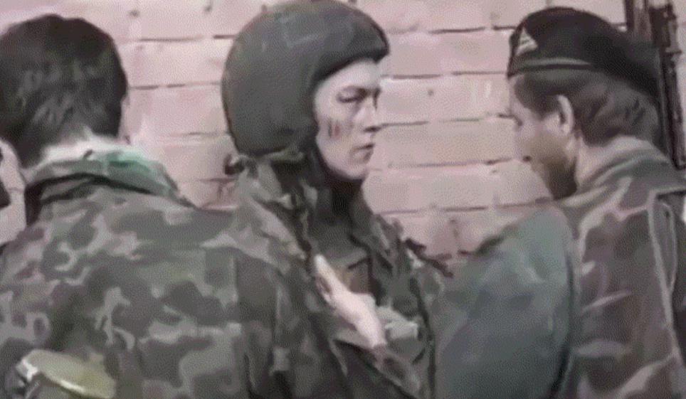 被车臣俘虏的俄装甲兵，戴着NBA的帽子，车臣叛军的媳妇也出镜(3)