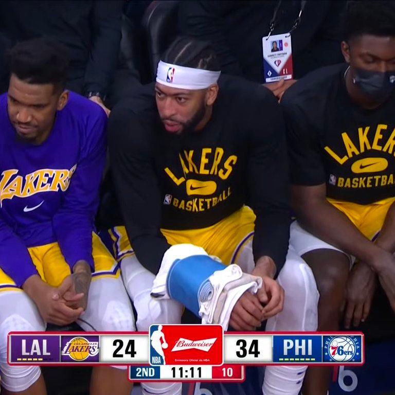 Các Lakers quá đáng tiếc! Cổ tay lông mày dày bị thương và rời khỏi cánh đồng, buộc vào băng lại vào băng ghế dự bị, và tiền vệ được đánh giá lại (4)