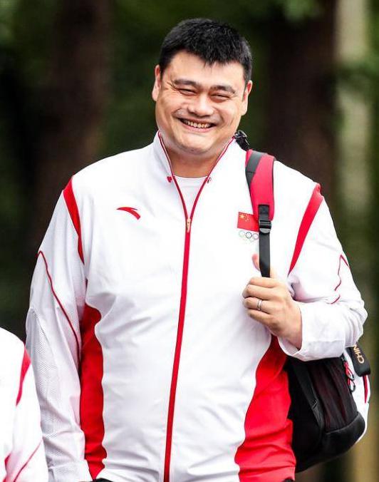 41 -year -old Yao Ming đã gửi phước lành năm mới, khuôn mặt của anh ấy rất nghiêm túc, và bộ râu của anh ấy giống hệt như một kẻ lang thang (9)