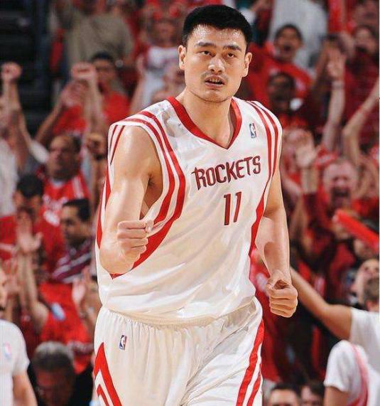 41 -year -old Yao Ming đã gửi phước lành năm mới, khuôn mặt anh ấy rất nghiêm túc, và bộ râu của anh ấy giống hệt như một kẻ lang thang (11)