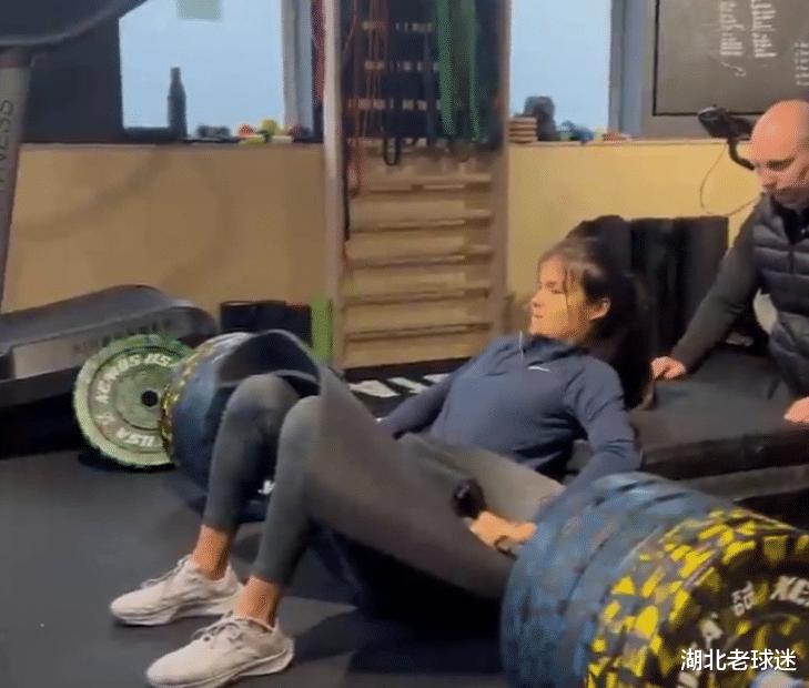 狂练力量！19岁华裔网球美女推180公斤杠铃，是周琦卧推的3倍(2)