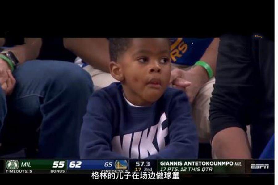 Con trai xanh đang xem Warriors giành chiến thắng, con trai của Green cần mua vé với con trai? Giá vé thật tuyệt vời (3)