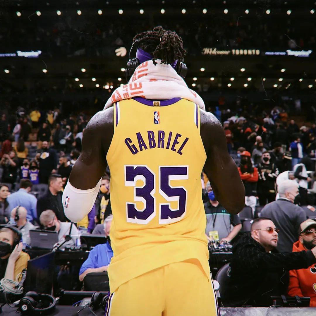 Anh ta không phải là người giải cứu Lakers, anh ta chỉ là một cậu bé châu Phi chạy quanh (4)