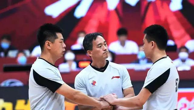 Hu Ji đã phạm bốn sai lầm liên tiếp cho Quảng Đông và cho du Feng 3 giây 2t. Playoffs có thể được nhắm mục tiêu một lần nữa (1)