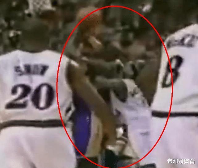 奥尼尔在NBA5大“非人类”瞬间！背着艾弗森扣篮 篮筐被扣碎(2)
