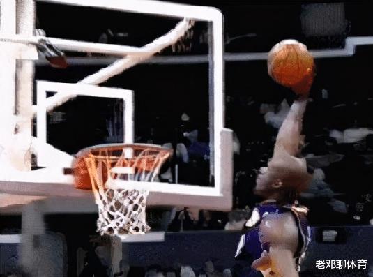 奥尼尔在NBA5大“非人类”瞬间！背着艾弗森扣篮 篮筐被扣碎(3)