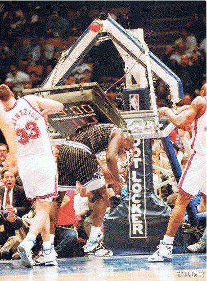 奥尼尔在NBA5大“非人类”瞬间！背着艾弗森扣篮 篮筐被扣碎(4)
