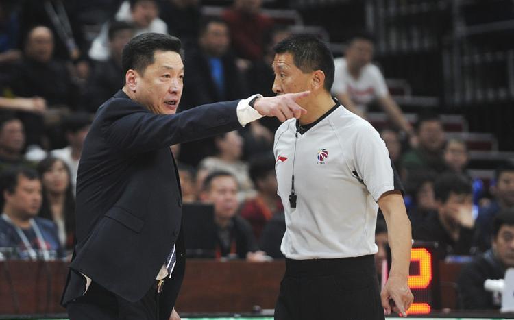 Các phương tiện truyền thông nói rằng CBA đã cố tình nhắm mục tiêu Guo Ailun. Anh ta nên giành được chiếc cúp MVP, và huấn luyện viên nói sự công bằng (3)