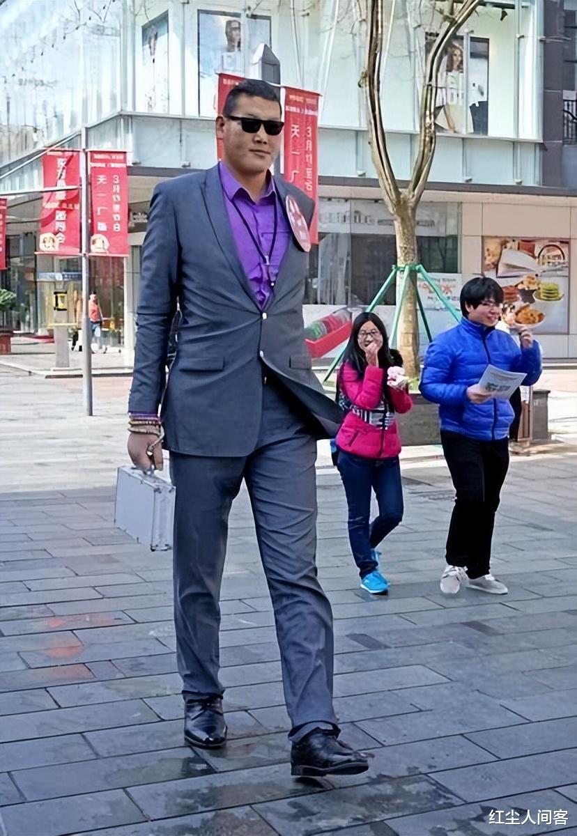 “亚洲巨人”张欢，身高2.38米比姚明还高，成了资本的牺牲品(1)