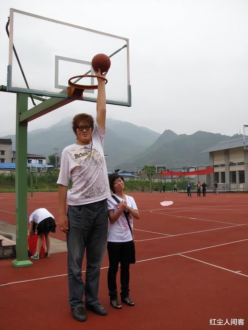 “亚洲巨人”张欢，身高2.38米比姚明还高，成了资本的牺牲品(3)