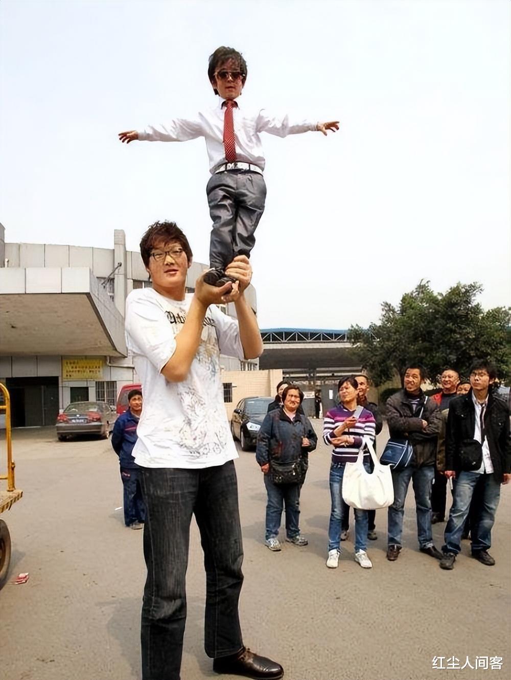 “亚洲巨人”张欢，身高2.38米比姚明还高，成了资本的牺牲品(13)