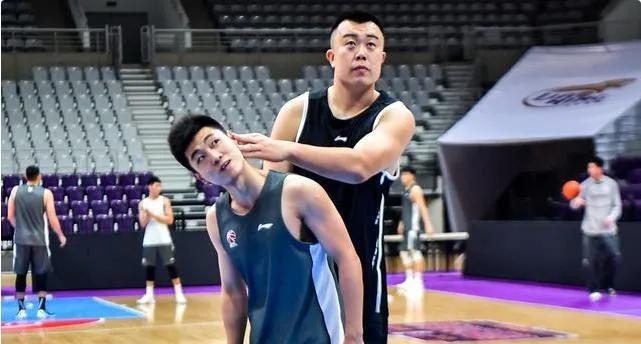Allen đã không gia hạn hợp đồng của mình, Xiao Gao trở lại với bóng rổ Liaoning, người đàn ông xấu xa đã bị cướp, Yao Ming bị thẩm vấn, và Hining rất khó để rời khỏi đội (6)