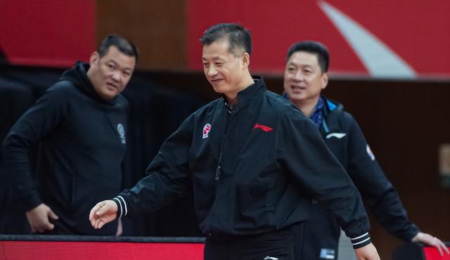 CBA còi chính thức nghỉ hưu! Yang Hongfeng chào tạm biệt Yao Ming để tặng một món quà (2)