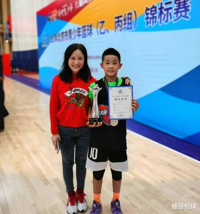 Con trai của Du Feng có tài năng bóng rổ cao! Trình độ học vấn của mẹ đã sống ở Bắc Kinh trong một thời gian dài và cha con đã không ở trong cùng một khung trong nhiều năm (3)