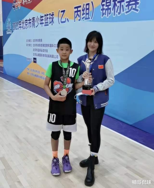 Con trai của Du Feng có tài năng bóng rổ cao! Trình độ học vấn của mẹ đã sống ở Bắc Kinh trong một thời gian dài, và cha con đã không ở trong cùng một khung trong nhiều năm (4)