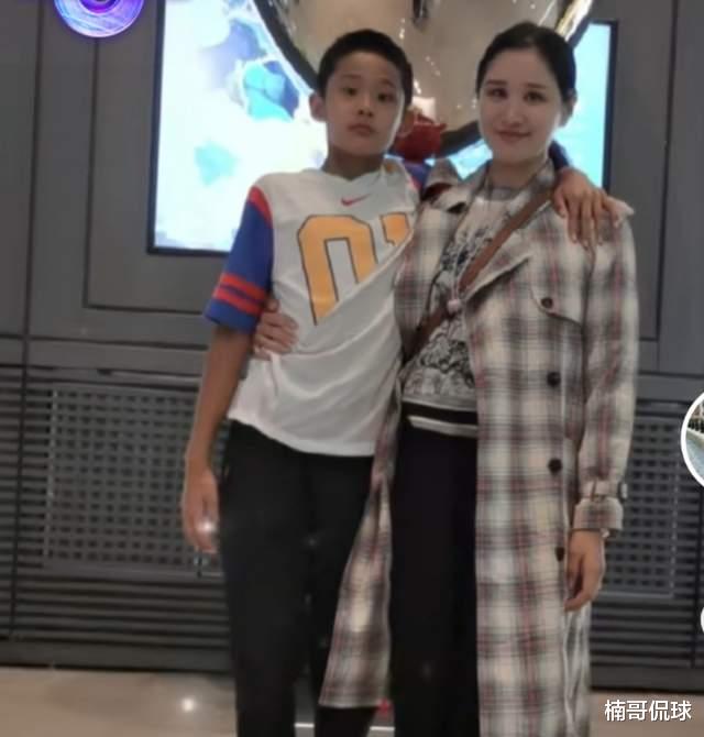 Con trai của Du Feng có tài năng bóng rổ cao! Giáo dục của mẹ đã sống ở Bắc Kinh trong một thời gian dài và cha con đã không ở trong cùng một khung trong nhiều năm (5)